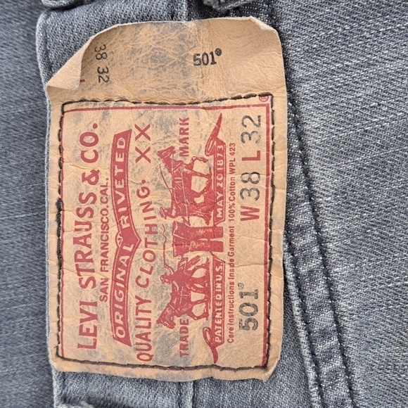 Levi's 501 button fly straight leg black light wash faded casul jeans 38/32 - Picture 5 of 5